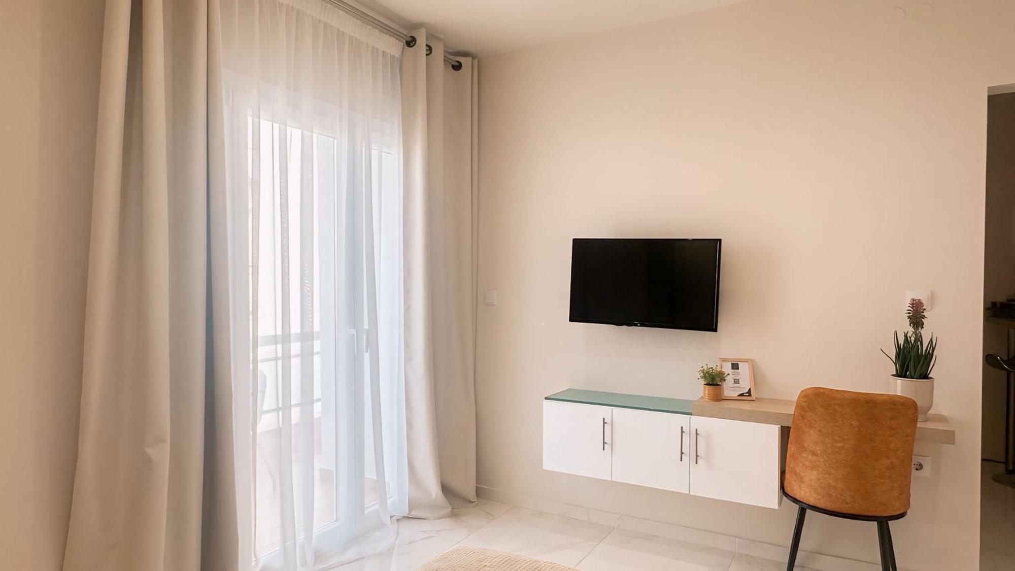 La Perla Apartments Каламата Экстерьер фото